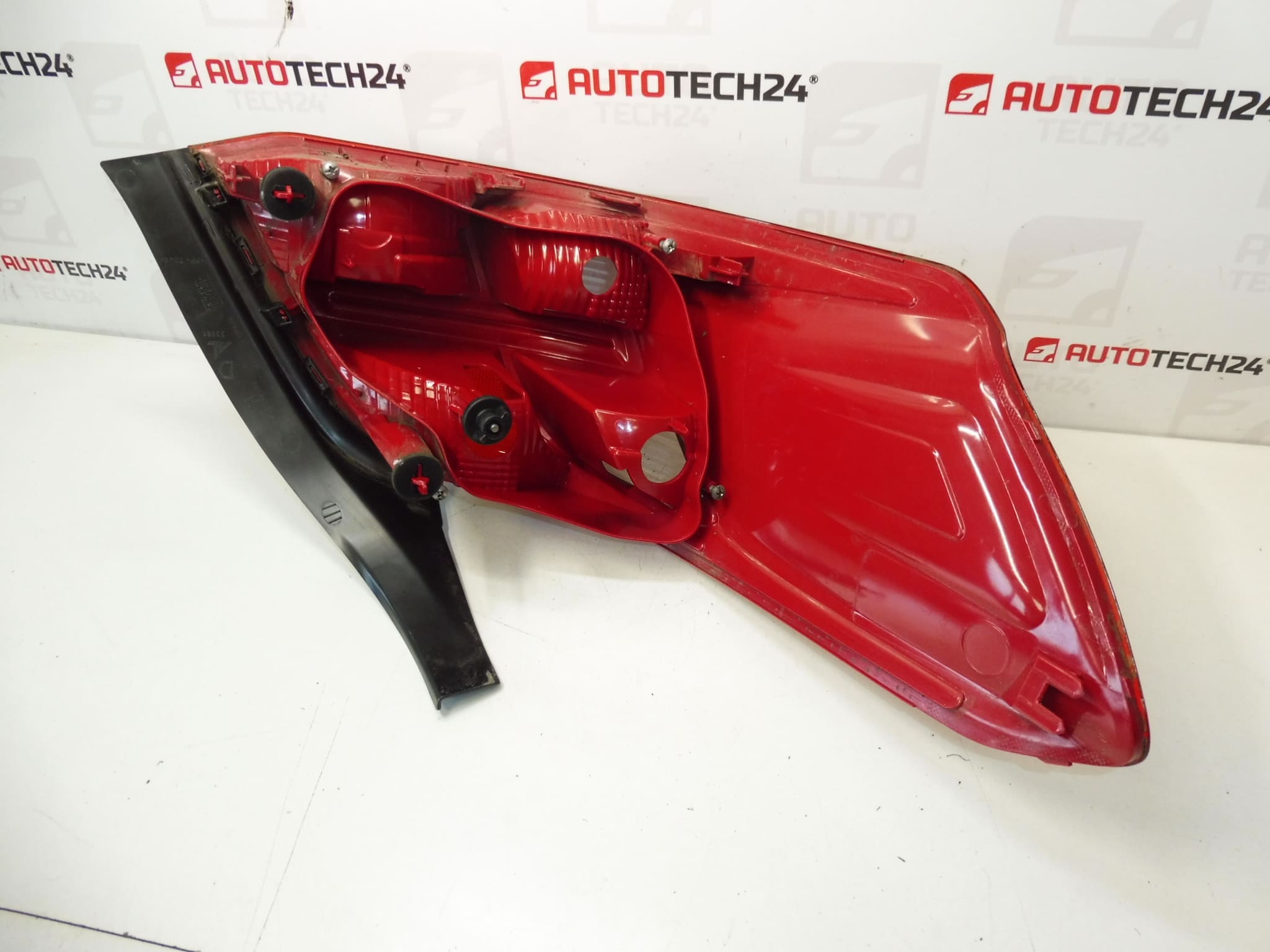 Feu arrière droit Peugeot 301 9674807880 – Image 2