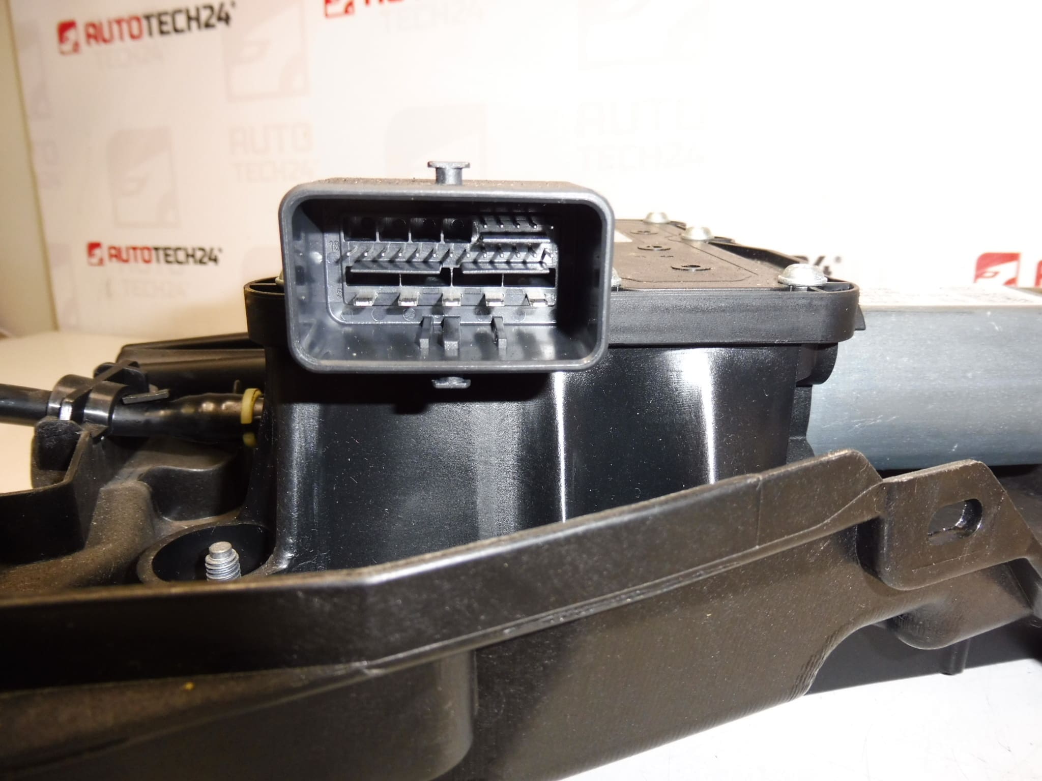 Frein à main électronique Peugeot 3008 I 0204280099 9684898480 470209 – Image 2